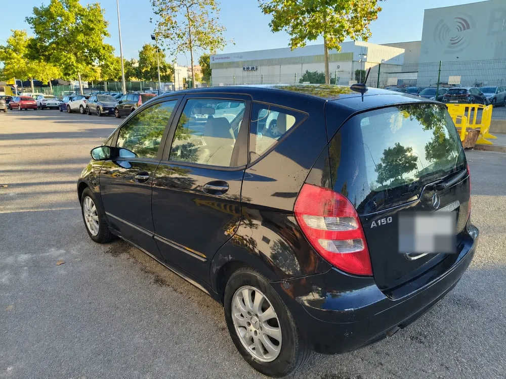 Mercedes A150 negro aparcado en Mallorca visto desde atrás