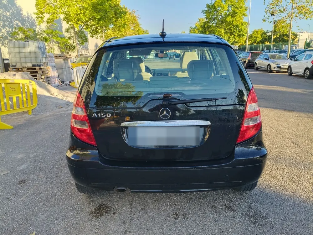 Parte trasera de un Mercedes A150 negro