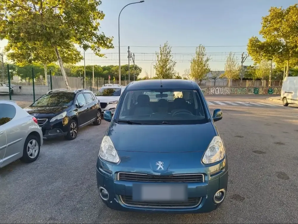 Frontal de un Peugeot Partner Tepee azul