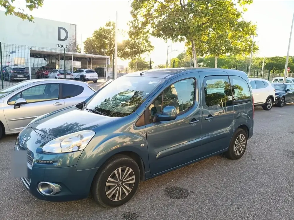 Peugeot Partner Tepee azul aparcado en Mallorca