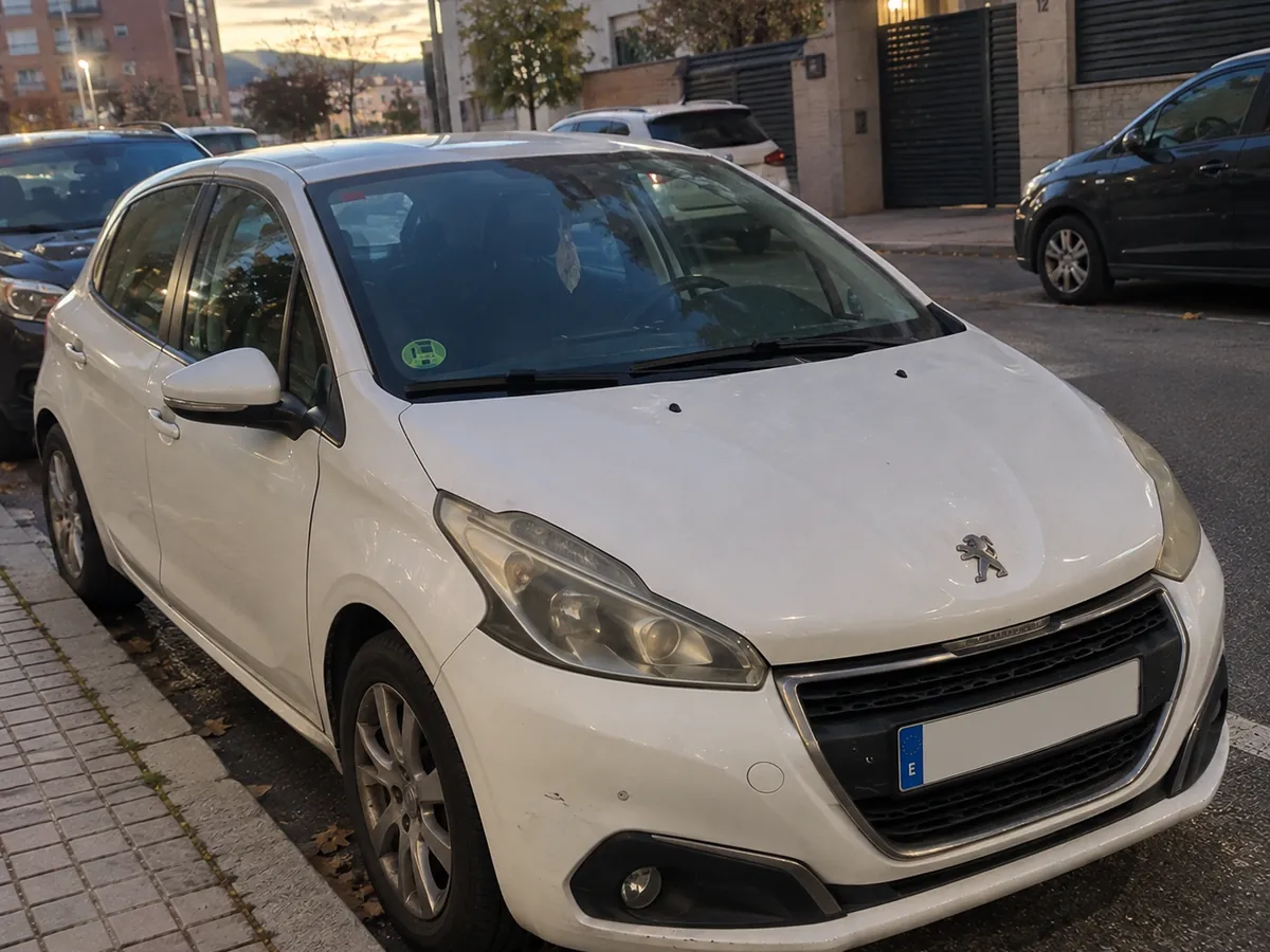 Peugeot 208 blanco aparcado en la calle